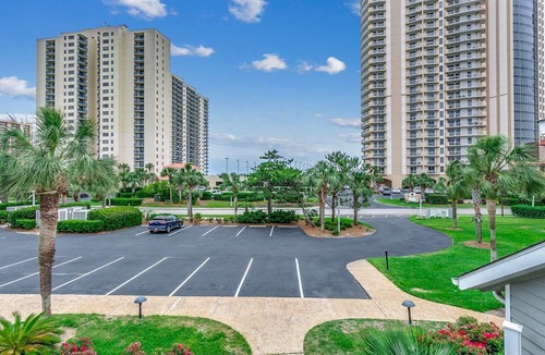 Arcadian Shores Condo | Steps to the Sand! Ocean View Condo in Windermere at Kingston Plantation; $300 FREE Activities Daily
