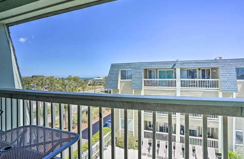 Isle of Palms Condo | Walk to Beach! Isle of Palms Condo w/Pool Access