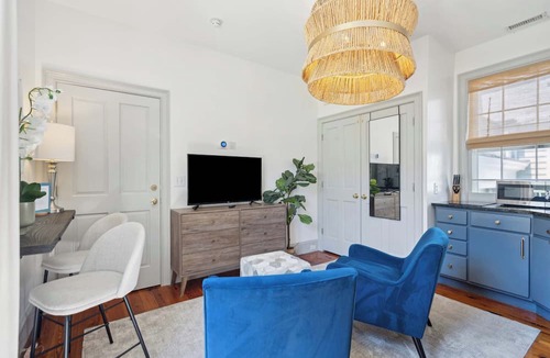 Cannonborough Elliotborough Apartment | Serene Escape Over Heated Pool, 1 Block to King St