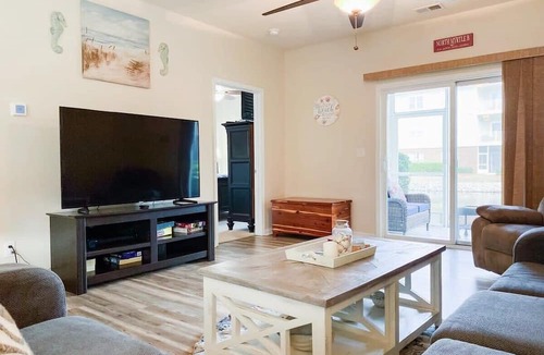 North Myrtle Beach Condo | Lakefront at Barefoot Resort w Massive Waterfront Pool Close to Beach