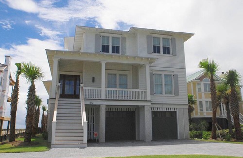 Isle of Palms House | OCEANFRONT/Sleeps 12/LANDS END/POOL SPA/ELEVATOR/SUMMER KITCHEN
