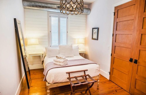 Cannonborough Elliotborough Apartment | 3BR Sleeps 6 | Dual Porches, Parking & BBQ | Walk to King St | Charleston