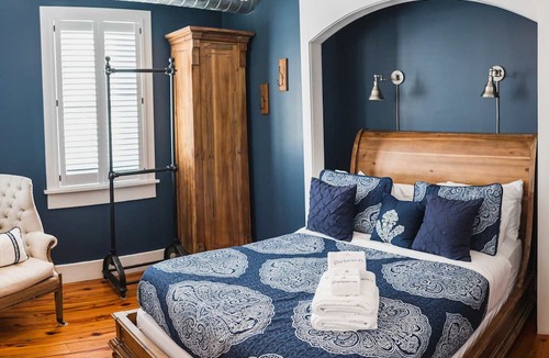 Cannonborough Elliotborough Apartment | 3BR Sleeps 6 | Dual Porches, Parking & BBQ | Walk to King St | Charleston