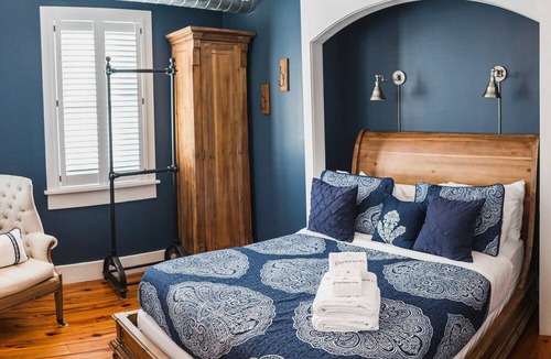 Cannonborough Elliotborough Apartment | 5BR Sleeps 10 | Entire Home | 2 Kitchens, Parking | King St | Charleston