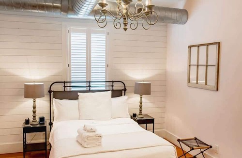 Cannonborough Elliotborough Apartment | 5BR Sleeps 10 | Entire Home | 2 Kitchens, Parking | King St | Charleston