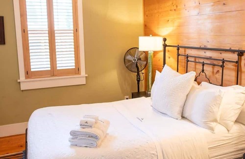 Cannonborough Elliotborough Apartment | 5BR Sleeps 10 | Entire Home | 2 Kitchens, Parking | King St | Charleston
