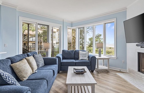 South Beach Condo | Spectacular Oceanview Condo w/Community Pool Near South Beach!