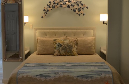 Surfside Beach Condo | Charming & Cozy 1st Floor Oceanfront and Beachfront Studio-Newly Renovated!