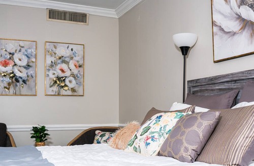 Sheffield Park Apartment | Quaint Mins to Atrium Health & Panthers Stadium perfect for your next getaway