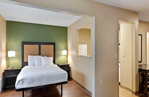 Executive Park Apartment | 1 Queen Bed | Non-Smoking, Micfridge
