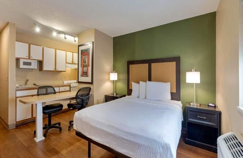 Executive Park Apartment | 1 Queen Bed | Non-Smoking, Micfridge