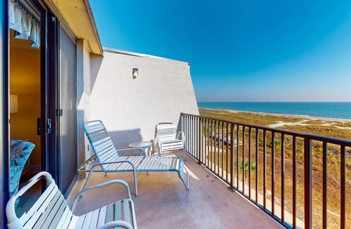 Folly Field Condo | Exquisite oceanfront top-floor condo has the feel of paradise on earth