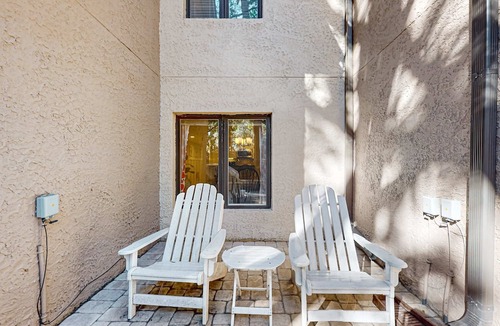 Harbour Town Condo | Enchanting condo just steps to golf & Harbour Town Marina