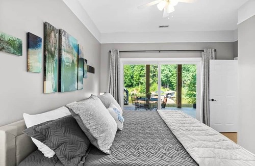 Bracey House | Copper Cove LKG Sleeps 18, hot Tub, karaoke. Luxury Lakefront Retreat Lake Life!