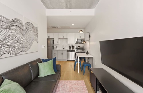 Charlotte Apartment | Light filled new 2 BR in the heart of Charlotte's dynamic South End. Steps to the Rail Trail + Light Rail = easy access to Uptown events. Rooftop Lounge w/skyline views, and luxe shared co-working spaces. Perfect for work, play or extended stay.