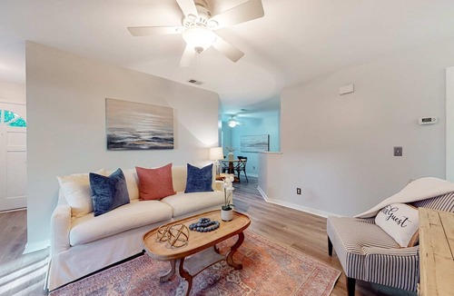 Scanlonville Condo | Stylish dog friendly, ground-floor getaway with pool, washer/dryer, & AC