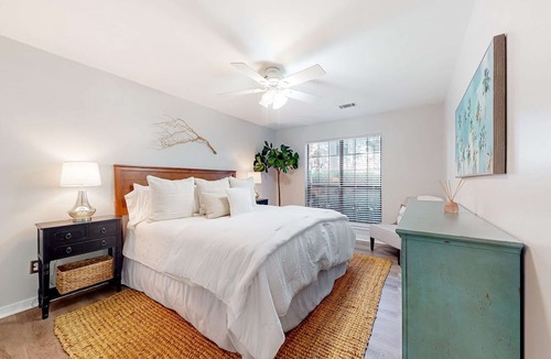Scanlonville Condo | Stylish dog friendly, ground-floor getaway with pool, washer/dryer, & AC