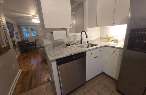 Dixon Park Apartment | HEATED SWIM SPA Unit D - The Hourglass Inn