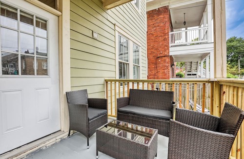 Metropolitan Apartment | Near Starland & River St - Private Patio & BBQ - Parking