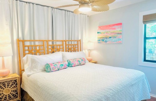 Tybee Island Cottage | Tiki Couples Retreat on Tybee/Hot Tub/Tiki Bar/FREE Golf Cart & Bikes