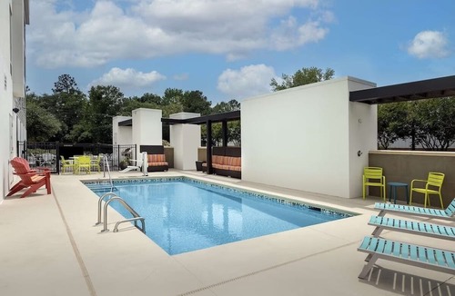North Charleston Hotel | Studio w/King Bed, Kitchenette & Pool Access | 3 mi to Charleston Airport