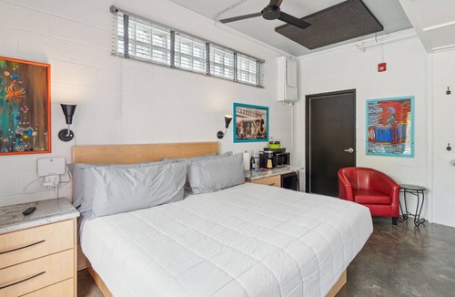 Folly Beach Hotel | Boutique Vera Hotel Room 100: King Room in the Heart of Folly Beach ADA