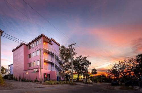 Folly Beach Hotel | Boutique Vera Hotel Room 100: King Room in the Heart of Folly Beach ADA