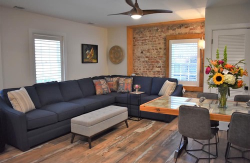 Ansonborough Apartment | Newly renovated carriage house walking distance to King Street, parks, and more!