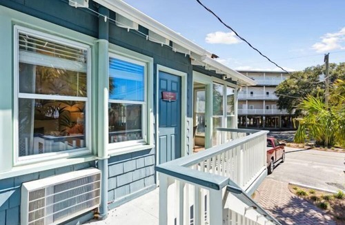 Folly Beach Hotel | Folliday Inn: The Torpedo: Room 22