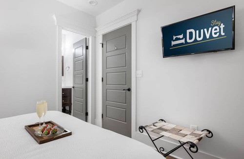 Downtown Charleston Apartment | The Heart of Historic King St | Cooper Suite