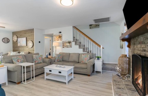 Windy Hill House | LOW Key by the Beach: 3BR/2BA steps to sand & pool