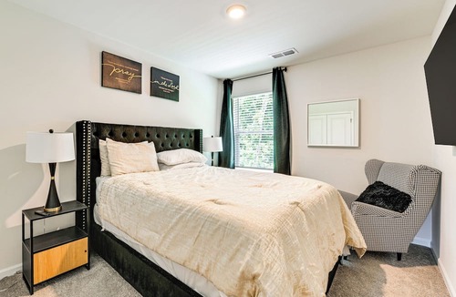 Paw Creek House | 7 Mi to Uptown - Pet-Friendly 2-Story Townhome!