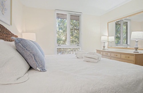 Harbour Town Apartment | Updated 3BR Sea Pines-New Furnishings-Sleeps 8-Pool - 887 Ketch Court