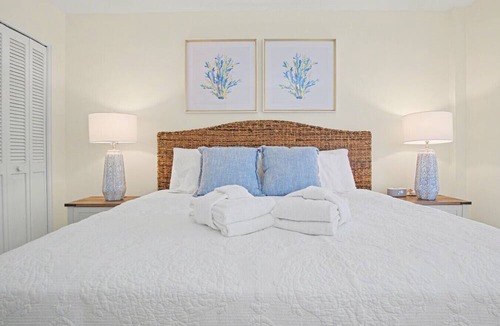 Harbour Town Apartment | Updated 3BR Sea Pines-New Furnishings-Sleeps 8-Pool - 887 Ketch Court