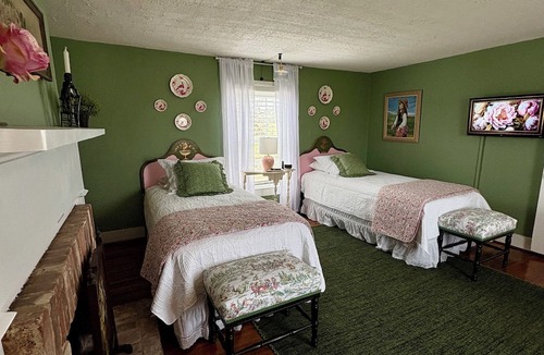 Andersonville House | Charming historical home in the countryside of Dillwyn, near Farmville