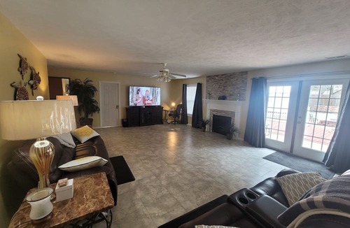South View House | Upscale, Hot Tub, Gazebo, Basketball, Near Lake, 15 m to airport in Hope Mills