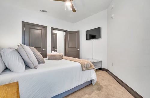 Downtown Apartment | Mins➞Downtown/Med District★2Beds★2Baths★Fully Stocked★24hr Gym★3TVs