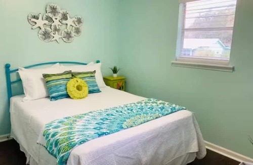 Tybee Island Apartment | BubbleGum Apt “B” 2 blocks to beach!