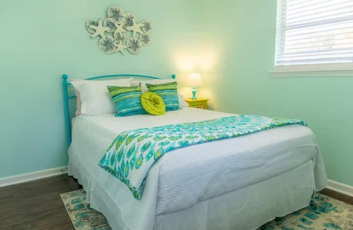 Tybee Island Apartment | BubbleGum Apt “B” 2 blocks to beach!