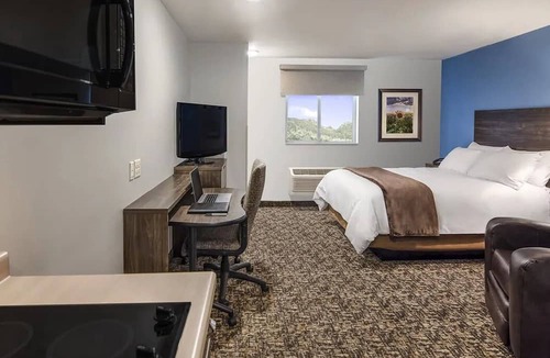 Pooler Hotel | Welcoming Hotel w/In-Room Kitchenettes, Pet-Friendly, Near Savannah Airport