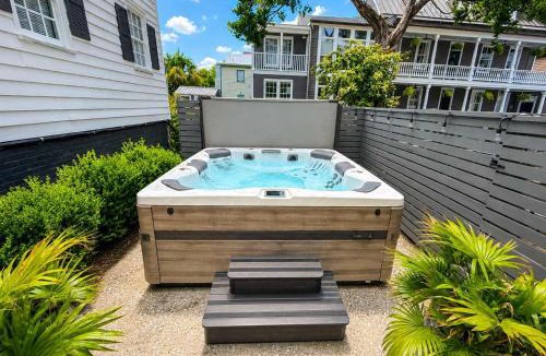 Cannonborough Elliotborough House | Patio Porches and Parking - 2 Blocks to King