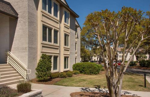 South Beach Villa | 2BR Bluff Villa w Balcony Walk to Salty Dog