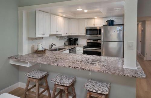 South Beach Villa | 2BR Bluff Villa w Balcony Walk to Salty Dog