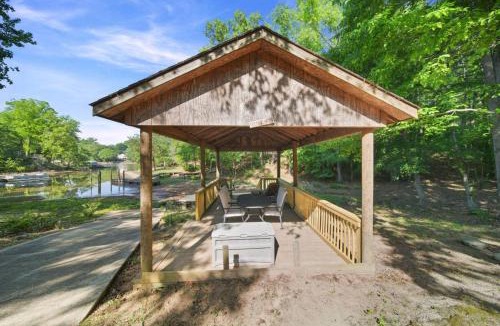 Bowling Green House | 4BR Lake Wylie Ollie Private Cove Hot Tub Fire Pit