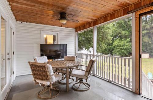 Mount Pleasant House | Six Mile Abode-5 Miles to Beach-Huge Yard