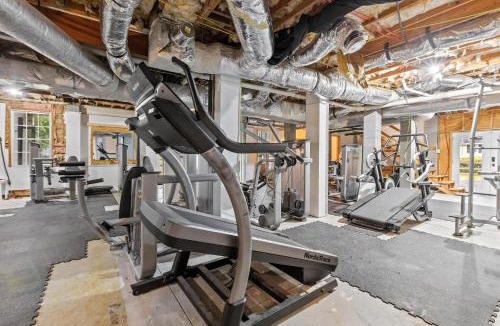 Mount Pleasant House | Six Mile Abode-5 Miles to Beach-Huge Yard