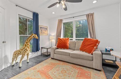 Mount Pleasant House | Six Mile Abode-5 Miles to Beach-Huge Yard