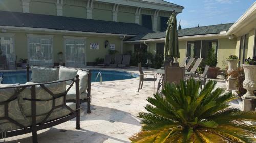 West Ashley Hotel | Town & Country Inn and Suites