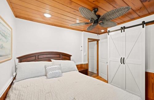 Crescent Beach House | Coco Cottage w Outdoor Bar and TV Walk to Beach