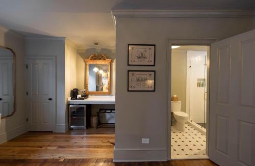 Harleston Village Bed & Breakfast | Historic B&B Veranda King Suite Walk to King